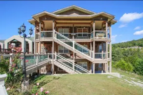 NEXT DOOR to SDC. Huge 27' Deck! Outdoor movies! - Image 3