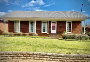 Charming 3 Bedroom Home ~Sleeps 6 ~Close to Campus - Image 3