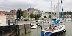 Harbor-front apartment - Image 5