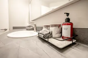 Newly Renovated Inner City 2BR Suite Minutes to DT - Image 5