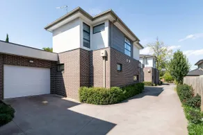 Entire two bedrooms townhouse in Glen Waverley - Image 2