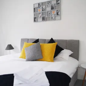 Bellevue Apartment - Image 2