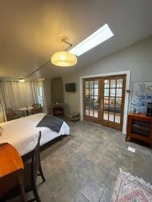 Stylish creek view suite on Main Street - Image 2