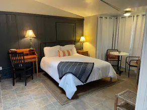 Stylish creek view suite on Main Street - Image 4