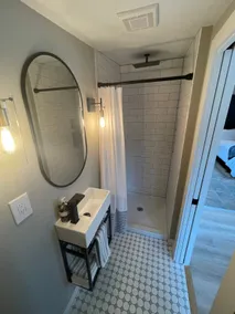 Stylish creek view suite on Main Street - Image 5