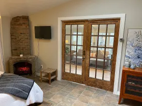 Stylish creek view suite on Main Street - Image 3