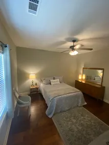 Cheerful 2 bed/bathroom home with indoor fireplace - Image 4