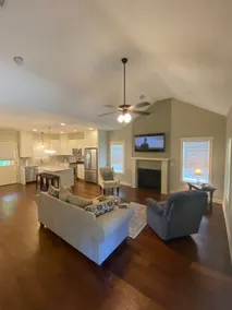Cheerful 2 bed/bathroom home with indoor fireplace - Image 2