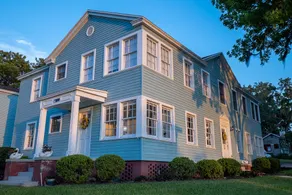 Top 1% Stay – Cozy Lakefront with Hand-Fed Swans - Image 3