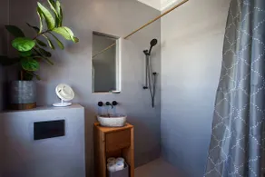 Sun-filled North Bondi Apartment moments to beach - Image 5