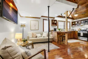 Downtown Vintage Loft with Free Parking - Image 2