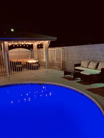 7 beds Fantastic Flaming Hot House w/Pool to Cool! - Image 2