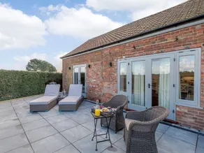 1 bedroom boutique cottage NEW refurb paddock, EV - Image 2