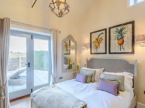 1 bedroom boutique cottage NEW refurb paddock, EV - Image 3