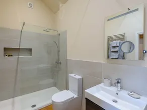 1 bedroom boutique cottage NEW refurb paddock, EV - Image 5