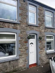 CWTCH COTTAGE Llantrisant 2 bed home - sleeps 4 - Image 2