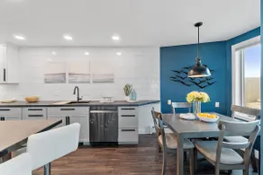 Coastal Modern Beachfront Cottage, sleeps 10+ - Image 3