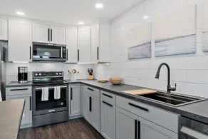 Coastal Modern Beachfront Cottage, sleeps 10+ - Image 5