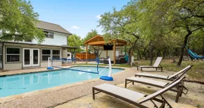 Pickleball, Heated pool, Hot tub, 2.5 Acres full of oaks - Image 2