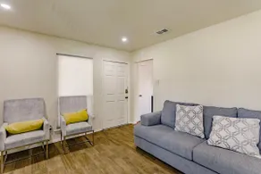 *King Bed*10 min to DFW Airport*3BR*Free Parking! - Image 2