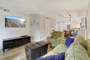 Clean Hilton Head Coastal Decor Close to Beach - Image 4