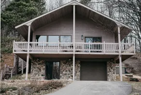 Tranquil 3-bedroom lakeview retreat with hot tub - Image 2
