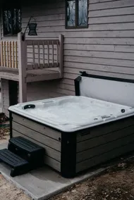 Tranquil 3-bedroom lakeview retreat with hot tub - Image 3