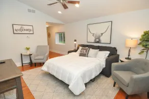 Cozy Cabin in the Heart of the City - Image 3