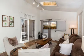 Refreshed downtown home. Easy walk to Main St! - Image 3