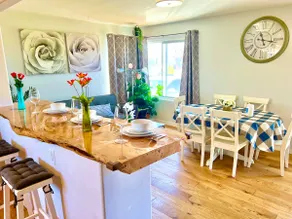 2 Bed, Queen+2 Twins, Beaches, Long & Short Term - Image 4