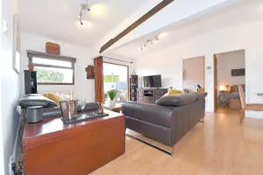 Gorgeous 3BD Cottage with Parking Nr Guildford - Image 2