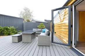 Cheerful 1BD Cottage with Parking Nr Guildford - Image 2