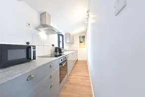 Cheerful 1BD Cottage with Parking Nr Guildford - Image 3