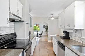 Central bungalow! Mins to Downtown & Hospitals! - Image 5