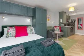 Cozy Studio Apartment in Gorgeous Historic Area - Image 4