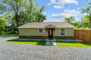 Cozy cottage w/hot tub, game room & backyard. Close to West Point and Bethel. - Image 3