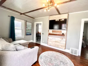 Walking distance to Fairgrounds! Sleeps 9 - Image 2