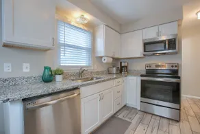Perfect 3 Bed 1.5 Bath townhouse in Royal Oak MI - Image 3