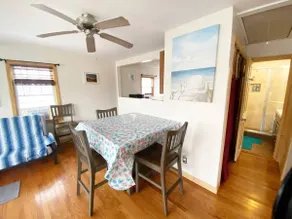 Large 2BD cottage 10 min to Pier & Beach Sleeps 6 - Image 4