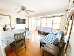 Large 2BD cottage 10 min to Pier & Beach Sleeps 6 - Image 2