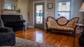 Unique Family Cottage, Quiet, Close to Downtown - Image 3