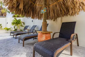Spacious 1-bed w/ courtyard near Palm Beach - Image 4