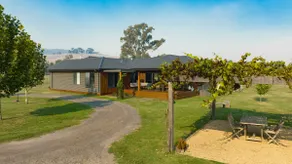 AROONA FLATS  -  Modern Home On Acerage With Private River Frontage - Image 2