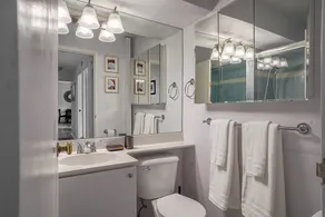 Tranquil 2BR downtown condo, Parking, King bed - Image 3