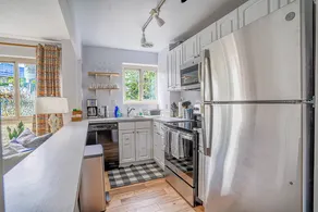 Tranquil 2BR downtown condo, Parking, King bed - Image 2