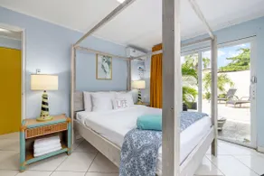 Spacious 1-bed w/ courtyard near Palm Beach - Image 2