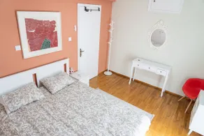 Entire rental unit - Spacious modern apartment - Image 3