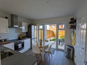 2 bedroom house with parking - Image 5