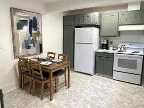 Laurelwood Cottage: steps to Hayward, EV charger! - Image 3