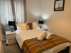 Serviced Luxury Modern Belfast City Centre 2 Bed Apartment - Image 2